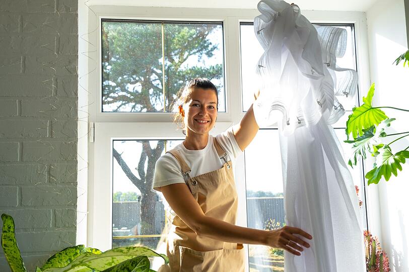 Der weiße Vorhang ist schon lange nicht mehr weiß? Und auch die Sofakissenbezüge haben den Sommer über einige Flecken abbekommen? Dann ist es im Herbst an der Zeit, sämtliche Textilien wie Gardinen, Decken und Kissenbezüge einmal durchzuwaschen. So werden die Textilien auf diese Weise von Hausstaubmilben und Pollenresten befreit. Eine Belastung weniger für gereizte Atemwege im Winter. Der weiße Vorhang ist schon lange nicht mehr weiß? Und auch die Sofakissenbezüge haben den Sommer über einige Flecken abbekommen? Dann ist es im Herbst an der Zeit, sämtliche Textilien wie Gardinen, Decken und Kissenbezüge einmal durchzuwaschen. So werden die Textilien auf diese Weise von Hausstaubmilben und Pollenresten befreit. Eine Belastung weniger für gereizte Atemwege im Winter.