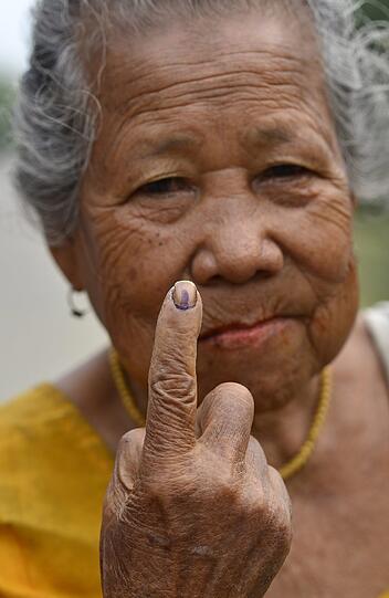 Eine alte Frau in Indien zeigt ihren mit Tinte markierten Zeigefinger, nachdem sie ihre Stimme in einem Wahllokal in Boginadi abgegeben hat. Dort ist derzeit die erste Phase der Parlaments-Wahlen in Indien. Die Wahlen dauern fünf Wochen und durchlaufen mehrere Phasen.
