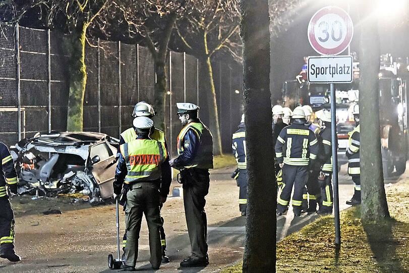 Vollig zerfetzt: Aus diesem Schrotthaufen wurde der Fahrer lebend geborgen. Bilder vom Einsatz in Vaterstetten.