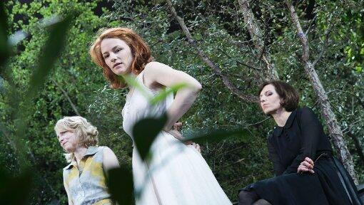 Die drei Schwestern Olga, Irina und Mascha. Die drei Schwestern Olga, Irina und Mascha.