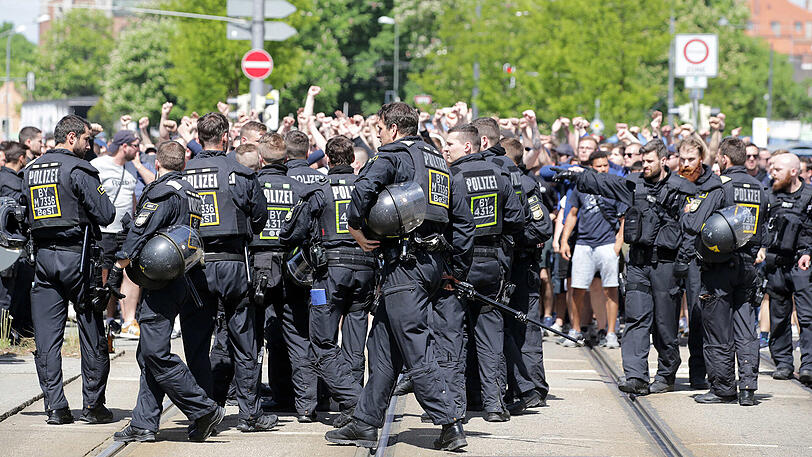 Die Polizei trennte beide Fanlager strikt voneinander. Im Einsatz waren rund 600 Beamte - unter anderem auch eine Reiterstaffel.