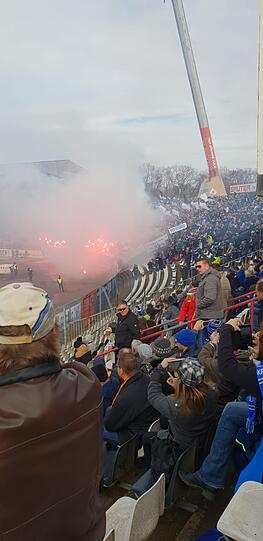 Rauchschwaden im Karlsruher Wildparkstadion.