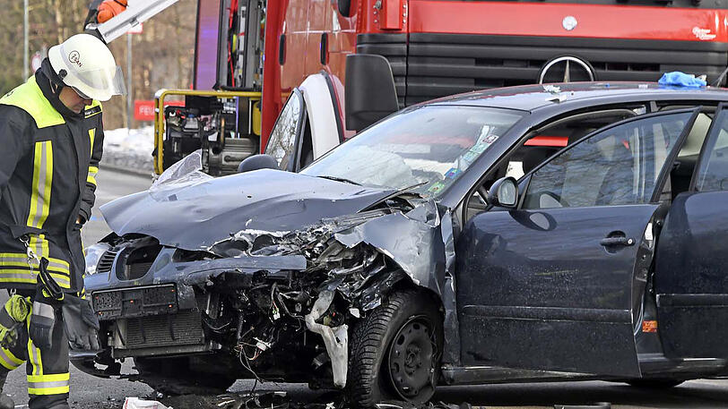 Trümmer an der Unfallstelle - die Bilder vom Bergungseinsatz in Haar.