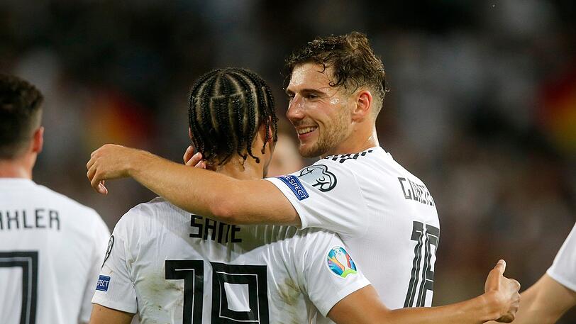 Leon Goretzka und Bayerns Wunschspieler Leroy Sané kennen sich aus der Nationalmannschaft und gemeinsamen Zeiten beim FC Schalke.