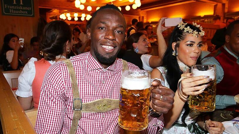 Nicht nur wegen Dr. Müller-Wohlfahrt ein großer München-Fan: Usain Boltmit Langzeit-Freundin Kasi Benett auf der Wies&rsquo;n.