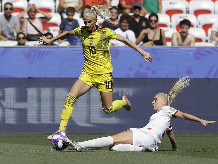 Die Schwedin Sofia Jakobsson (l) setzt sich gegen Englands Alex Greenwood durch.