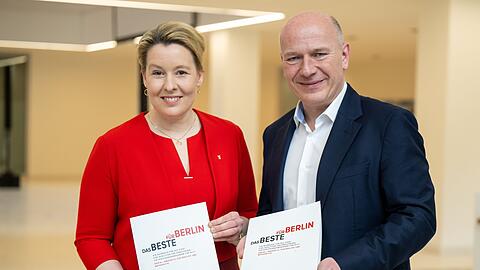 Franziska Giffey und Kai Wegner stellen den Koalitionsvertrag vor.