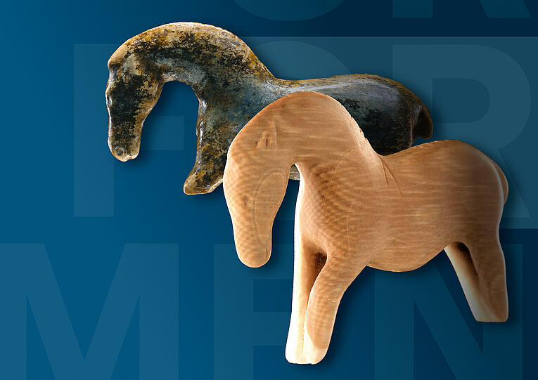 Eine Ikone der Eiszeitkunst ist dieses kaum 5 Zentimeter hohe Pferd, das in der Vogelherdhöhle bei Niederstotzingen gefunden wurde. Hinten sieht man das Original aus Mammutelfenbein, vorne die Replik.