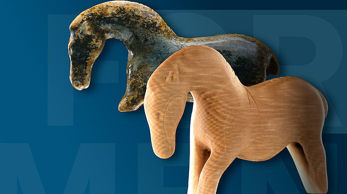 Eine Ikone der Eiszeitkunst ist dieses kaum 5 Zentimeter hohe Pferd, das in der Vogelherdhöhle bei Niederstotzingen gefunden wurde. Hinten sieht man das Original aus Mammutelfenbein, vorne die Replik.