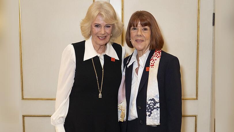 K&ouml;nigin Camilla (l.) ehrt am Internationalen Frauentag unter anderem Gis&egrave;le Pelicot.