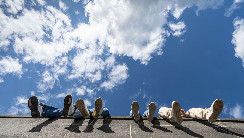 Chillen statt Arbeiten: Dieser Vorwurf wird jungen Menschen immer wieder gemacht. An Daten lässt er sich jedoch nicht belegen. (Archivbild) Chillen statt Arbeiten: Dieser Vorwurf wird jungen Menschen immer wieder gemacht. An Daten lässt er sich jedoch nicht belegen. (Archivbild)