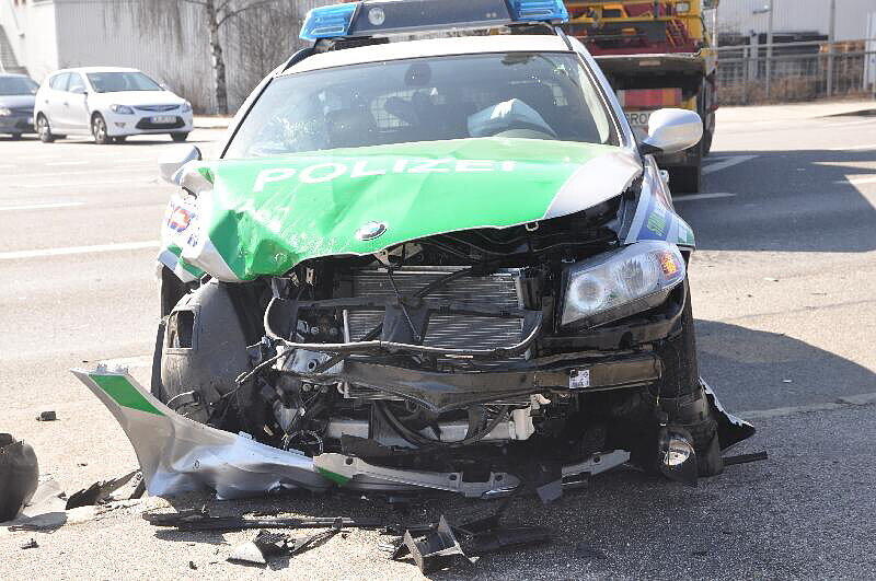 Unfall in Landshut: Auf der Konrad-Adenauerstr. /Ecke Alte Regensburgerstraße kam es zu einem Crash. Auch ein Polizewagen war beteiligt. Die Bilder.