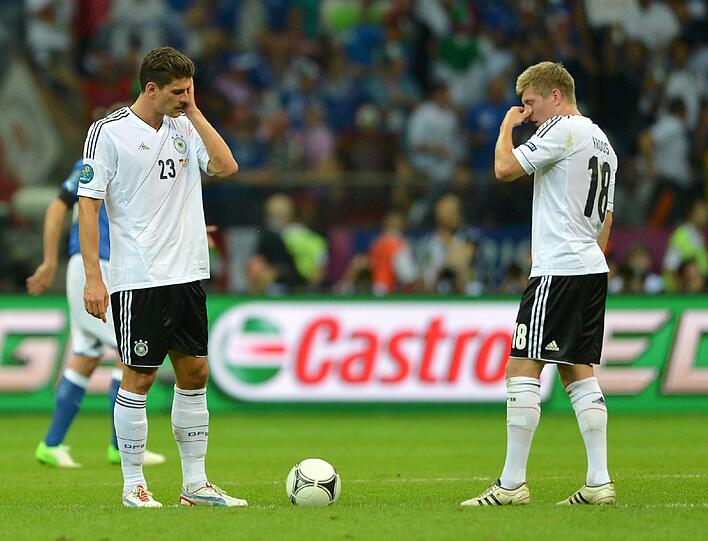 Die Enttäuschung ist Phillip Lahm ins Gesicht geschrieben, bei Thomas Müller fließen die Tränen, Mario Gomez ist entsetzt: Nach dem EM-Aus gegen Italien können's Jogis Jungs nicht fassen.