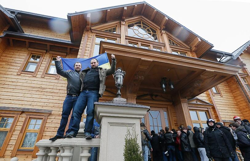 Hier residierte der abgesetzte Präsident der Ukraine, Viktor Janukowitsch. Demonstranten haben seine Prunk-Villa eingenommen und schwenken die europäische Fahne. Die Bilder.