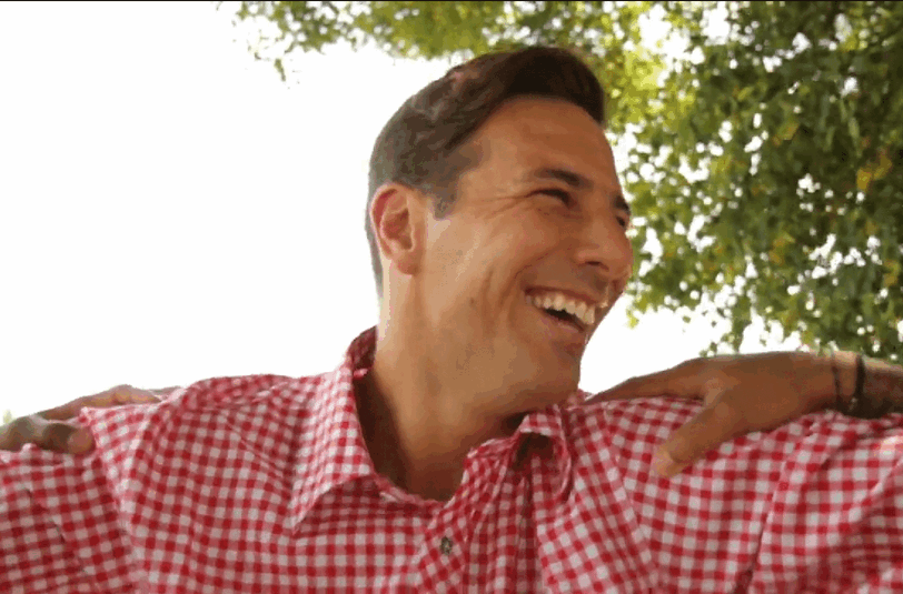 Claudio Pizarro hat sichtlich Spaß.