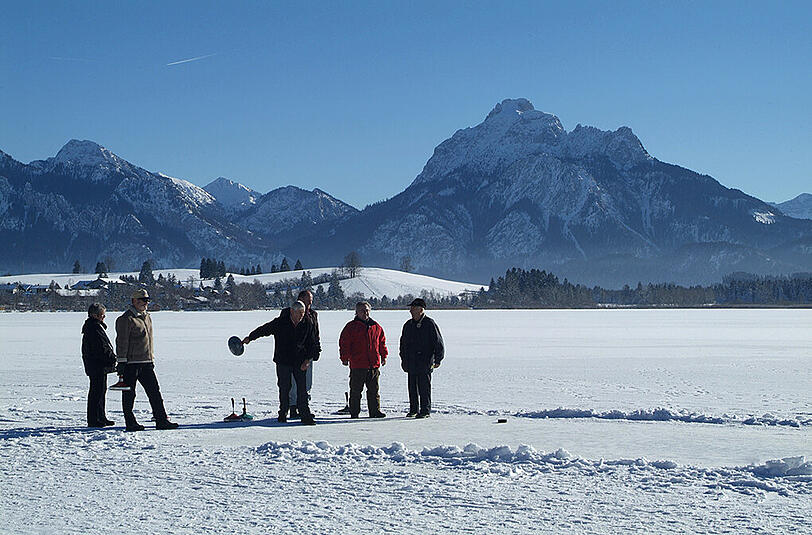 Ob auf zu gefrorenen Seen und Kanälen oder auf künstlich geschaffenen Bahnen, das Eisstockschießen ist beliebt bei Jung und Alt.