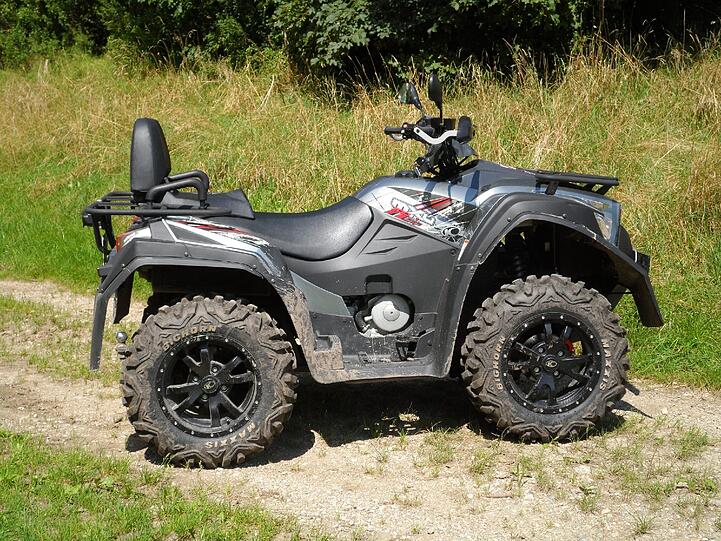Die dicken Stollenreifen des Kymco MXU 700 wühlen sich auch durch Matsch und Schlamm, der Kopilot kann sich sogar anlehnen.