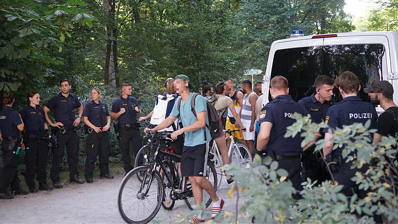 Beobachten und gegebenenfalls kontrollieren: Die Polizei im Englischen Garten.