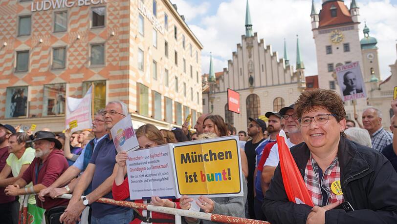 ... mit unter den Gegendemonstranten: Micky Wenngatz (re, SPD-Landtagskandidatin und Vorsitzende vom München ist bunt)... ... mit unter den Gegendemonstranten: Micky Wenngatz (re, SPD-Landtagskandidatin und Vorsitzende vom München ist bunt)...