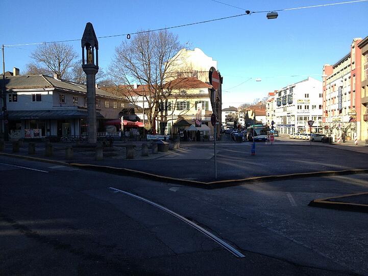 ...die Mariensäule. Die steht noch da. Die Tram lässt sie jetzt links liegen und fährt zum Pasinger Bahnhof.