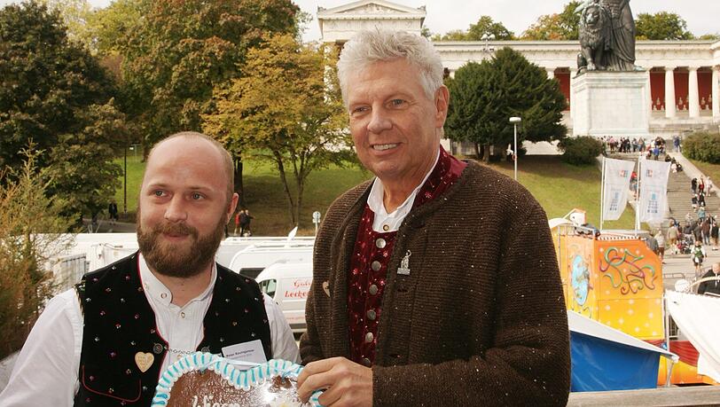 Preisträger Peter Baumgartner mit OB Dieter Reiter. Preisträger Peter Baumgartner mit OB Dieter Reiter.