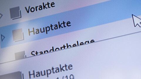 Eine E-Hauptakte wird aufgerufen. Foto: Sebastian Gollnow/dpa/Archivbild