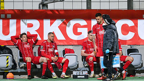Hängende Köpfe bei Türkgücü nach der Pleite gegen Rostock.