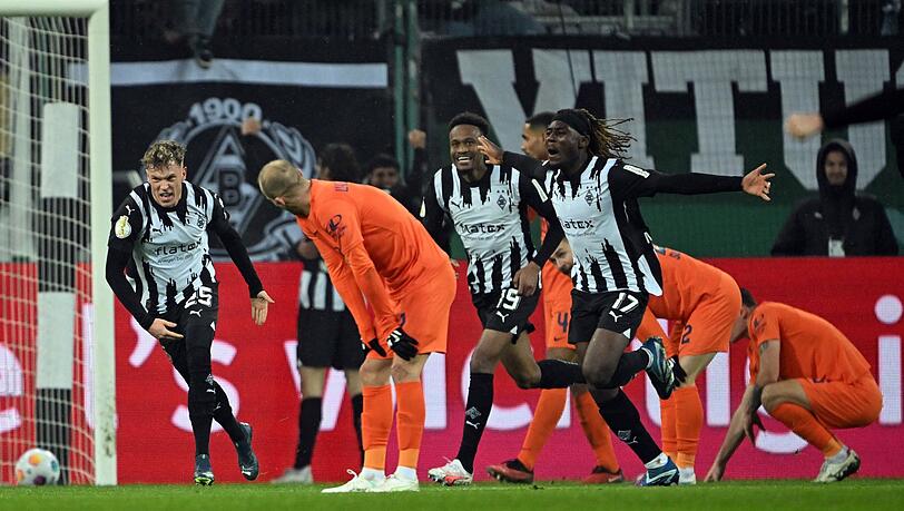 Manu Koné (r) traf spät zum Gladbacher Sieg.