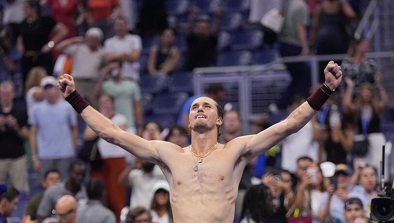 Alexander Zverev feiert seinen zweiten Fünfsatz-Sieg bei den US Open. Alexander Zverev feiert seinen zweiten Fünfsatz-Sieg bei den US Open.
