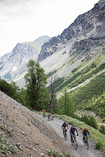 Immer Richtung Süden auf schmalen, steinigen Pfaden: Traumhafte Panoramen sind der Lohn der Alpenüberquerer. Eine Alpenüberquerung eines Rollstuhlfahrers hat es so zuvor noch nicht gegeben, denn die Strecke ist für Mountainbikes ausgelegt.