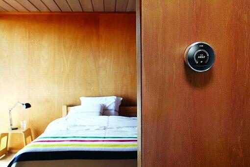 Das Bett ist leer, niemand ist zuhause. Das Nest-Thermostat weiß das längst und reduziert die Raumtemperatur über den &bdquo;Auto Away&ldquo;-Modus. Google findet das praktisch.