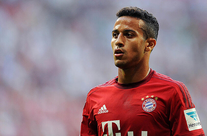 THIAGO: NOTE 3.
Einziger &bdquo;richtiger&ldquo; Mittelfeldspieler, daher mit enormer Ballkontakt-Quote. Sein Lieblingsball: Er schaut nach rechts, kickt die Kugel nach links. Oder umgekehrt. Hohes Laufpensum.