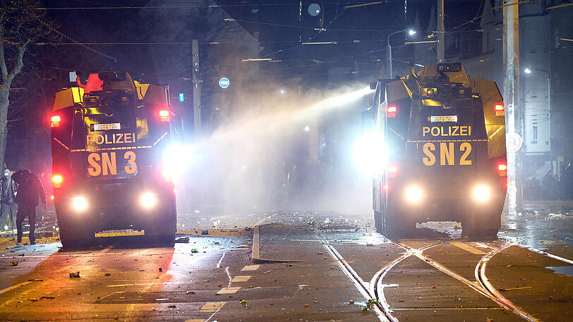 Im Leipziger Stadtteil Connewitz kam es in der Silvesternacht 2017/2018 zu schweren Ausschreitungen. Die Bilder.