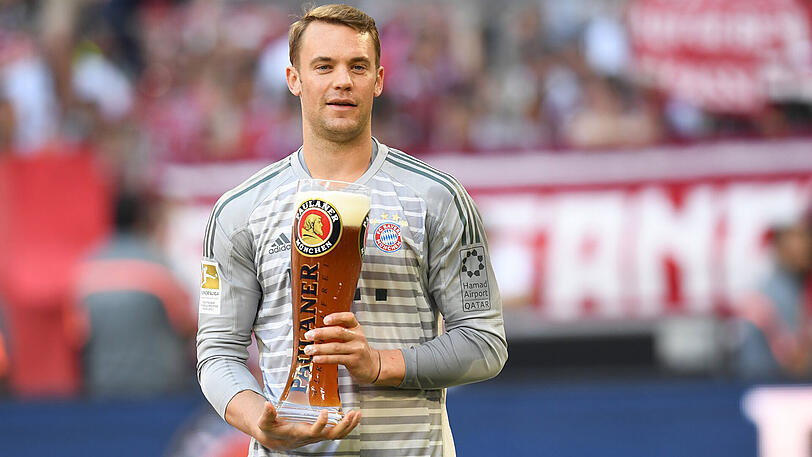 Manuel Neuer hatte großen Spaß bei den Weißbierduschen, ging immer wieder heimtückisch und geschickt zu Werke. Es schien fast so, als hätte er alle seine Teamkollegen erwischt.