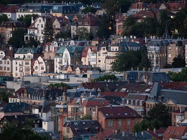Blick über die Innenstadt von Stuttgart. Immobilienkäufer profitieren von den Niedrigzinsen.