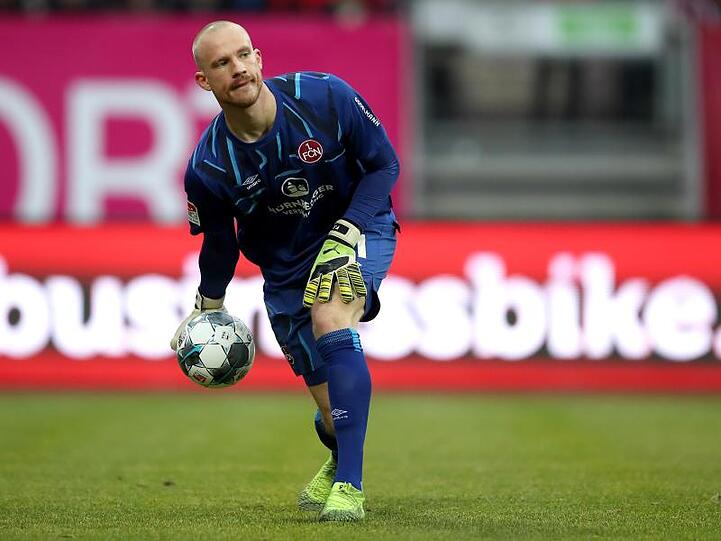Der Nürnberger Torwart Felix Dornebusch spielt den Ball. Foto: Daniel Karmann/dpa/Archivbild