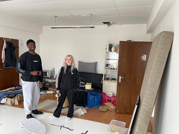 Die Münchner Designstudenten Rafiou Bayor (28) und Monika Rasciute (25) arbeiten in der Zwischennutzung Gabriele. Hier treffen sie sich auf eine Tasse Chai. Die Münchner Designstudenten Rafiou Bayor (28) und Monika Rasciute (25) arbeiten in der Zwischennutzung Gabriele. Hier treffen sie sich auf eine Tasse Chai.