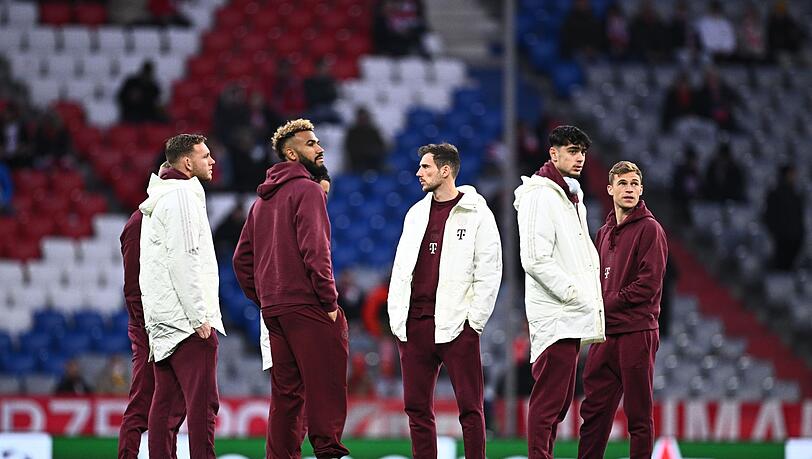 Bayerns Leon Goretzka (M) und seine Mannschaftskollegen betreten vor der Aufwärmphase die Allianz Arena.