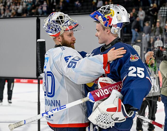 Anerkennung vom Gegner: Mannheims Torhüter Felix Brückmann (l.) gratuliert EHC-Goalie Simon Wolf zum Sieg.