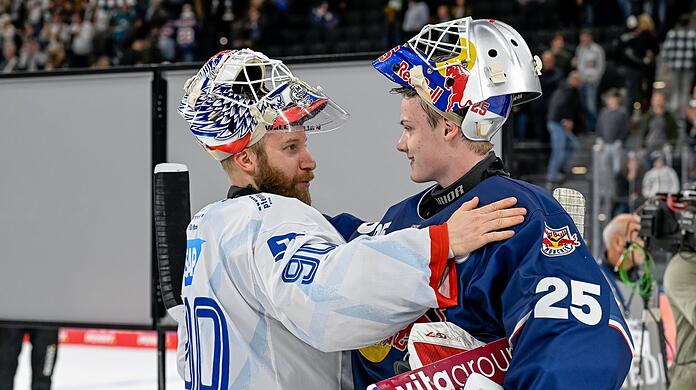 Anerkennung vom Gegner: Mannheims Torhüter Felix Brückmann (l.) gratuliert EHC-Goalie Simon Wolf zum Sieg.