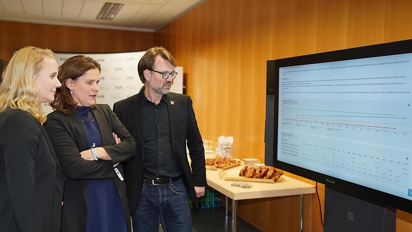 Banges Warten: KVR-Chefin Hanna (Grüne), Bürgermeisterin Verena Dietl (SPD) und Sportreferent Florian Kraus (Grüne). Banges Warten: KVR-Chefin Hanna (Grüne), Bürgermeisterin Verena Dietl (SPD) und Sportreferent Florian Kraus (Grüne).