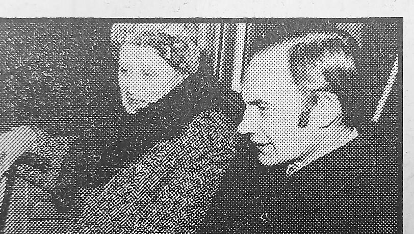 Maria Harras f&auml;hrt mit der U-Bahn zum Harras. Neben ihr sitzt bei der Premierenfahrt Oberb&uuml;rgermeister Schorsch Kronawitter.