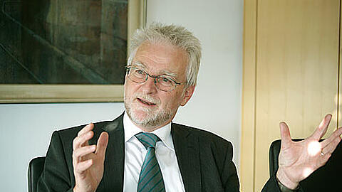 Herbert König beim Interview mit der AZ