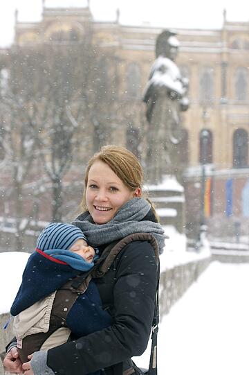 &bdquo;Schön, dass der Schnee liegen bleibt&ldquo;. Mareike Heineke (34), Personalreferentin, mit Sohn Max (10 Monate): &bdquo;Ich bin total begeistert. Es ist so schön, dass der Schnee liegen bleibt und nicht gleich alles Matsch ist. Ich gehe mit Max gerne an der Isar spazieren und liebe es, wenn es so schön knirscht unter den Füßen.&ldquo;