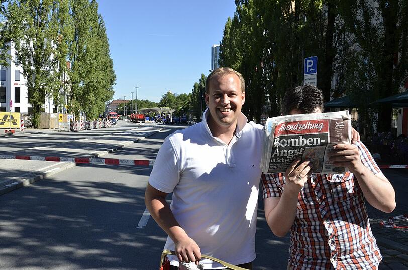 BOMBEN-TOURISMUS: Johannes hat eine weite Anreise hinter sich: &bdquo;Wir sind extra mit dem ersten Zug um 4.30 Uhr aus Würzburg gekommen, um uns das Spektakel anzusehen.&ldquo;