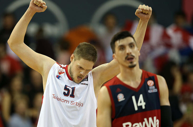 Vladimir Stimac (r, Roter Stern Belgrad) jubelt nach dem Sieg - Nihad Djedovic (l, FC Bayern) zeigt sich enttäuscht.