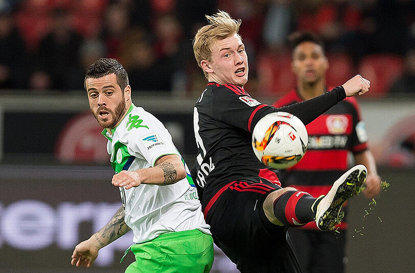 Leverkusens Torschütze Julian Brandt (rechts) ist schneller am BNall als Wolfsburgs Vieirinha.