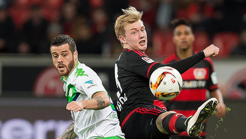 Leverkusens Torschütze Julian Brandt (rechts) ist schneller am BNall als Wolfsburgs Vieirinha. Leverkusens Torschütze Julian Brandt (rechts) ist schneller am BNall als Wolfsburgs Vieirinha.
