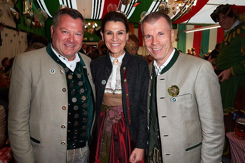 Bürgermeister Josef Schmid mit Professor Dr. Marion Kiechle (Bayerische Staatsministerin für Wissenschaft und Kunst) und Peter Mey (Leiter der BMW Niederlassung München)