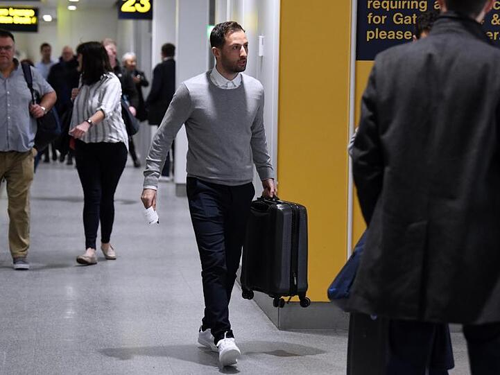 Nach dem Spiel bei Manchester City geht Schalkes Trainer Domenico Tedesco nach der Ankunft durch den Flughafen.